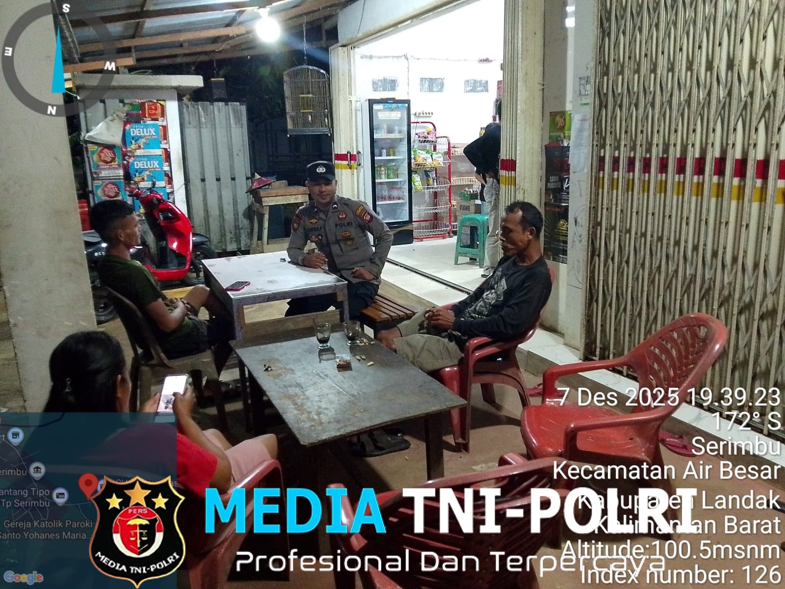 Polisi Sambangi Warga di Malam Hari, Ingatkan Pentingnya Keamanan Lingkungan