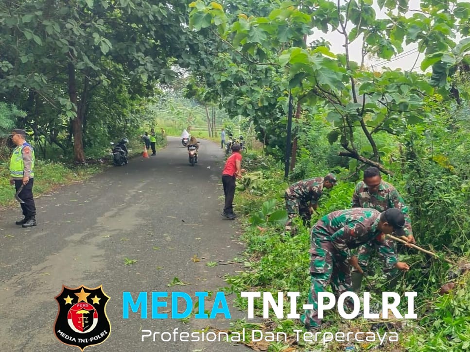 Cegah Banjir, TNI–Polri dan Warga Nogosari Kompak Bersihkan Sampah di Kali Miri