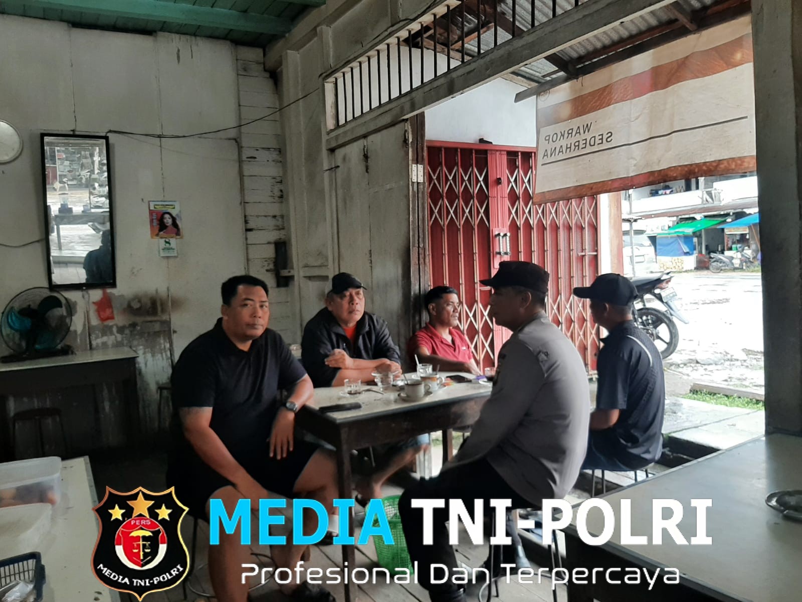 Tingkatkan Keamanan, Polisi Himbau Pengendara Waspadai Jalan Licin