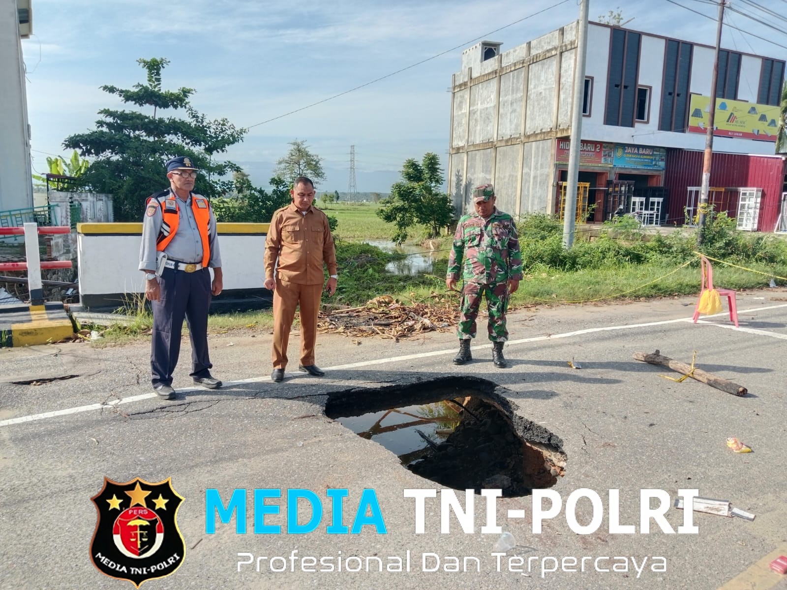 Koramil 05/Syamtalira Bayu Pantau Jembatan Amblas dan Lakukan Pengaturan Lalin di Jalinsum Medan–Banda Aceh