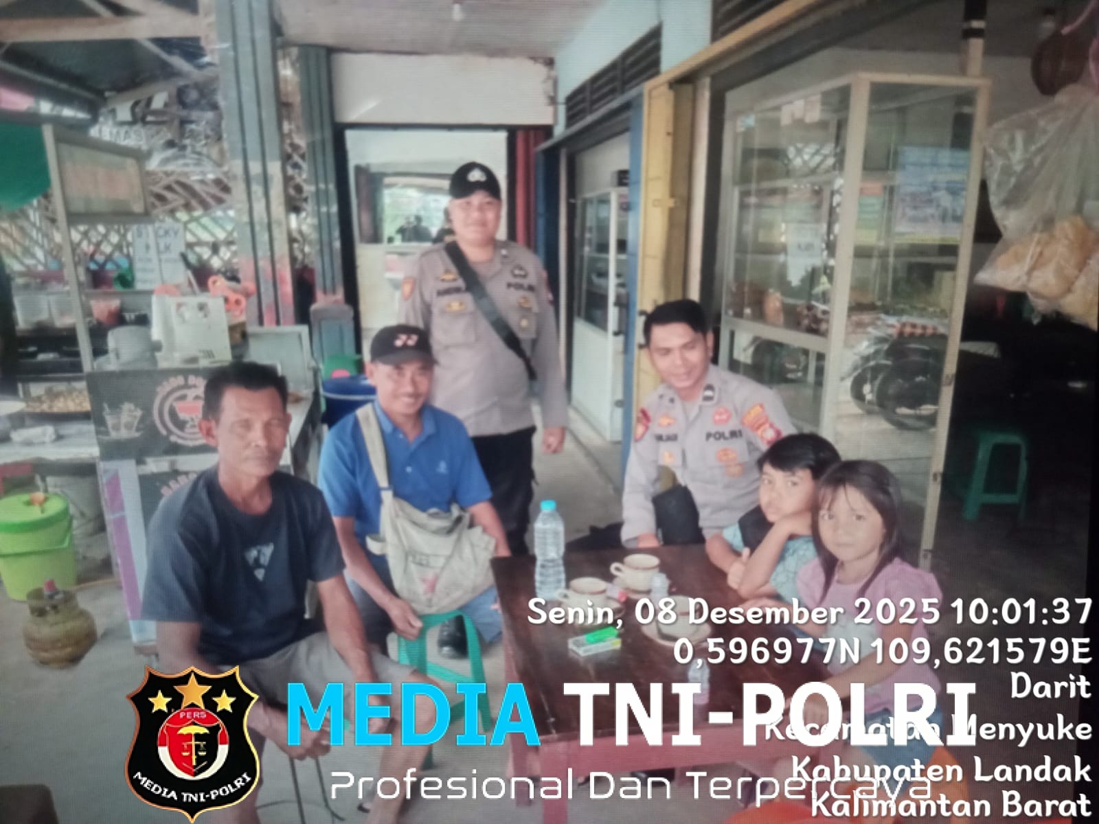 Patroli Siang Samapta Polsek Menyuke Berikan Imbauan Kepada Warga Masyarakat Yang Lagi Santai