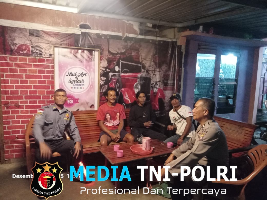 Patroli Malam Polsek Mandor Dekatkan Diri ke Masyarakat Lewat Himbauan Kamtibmas