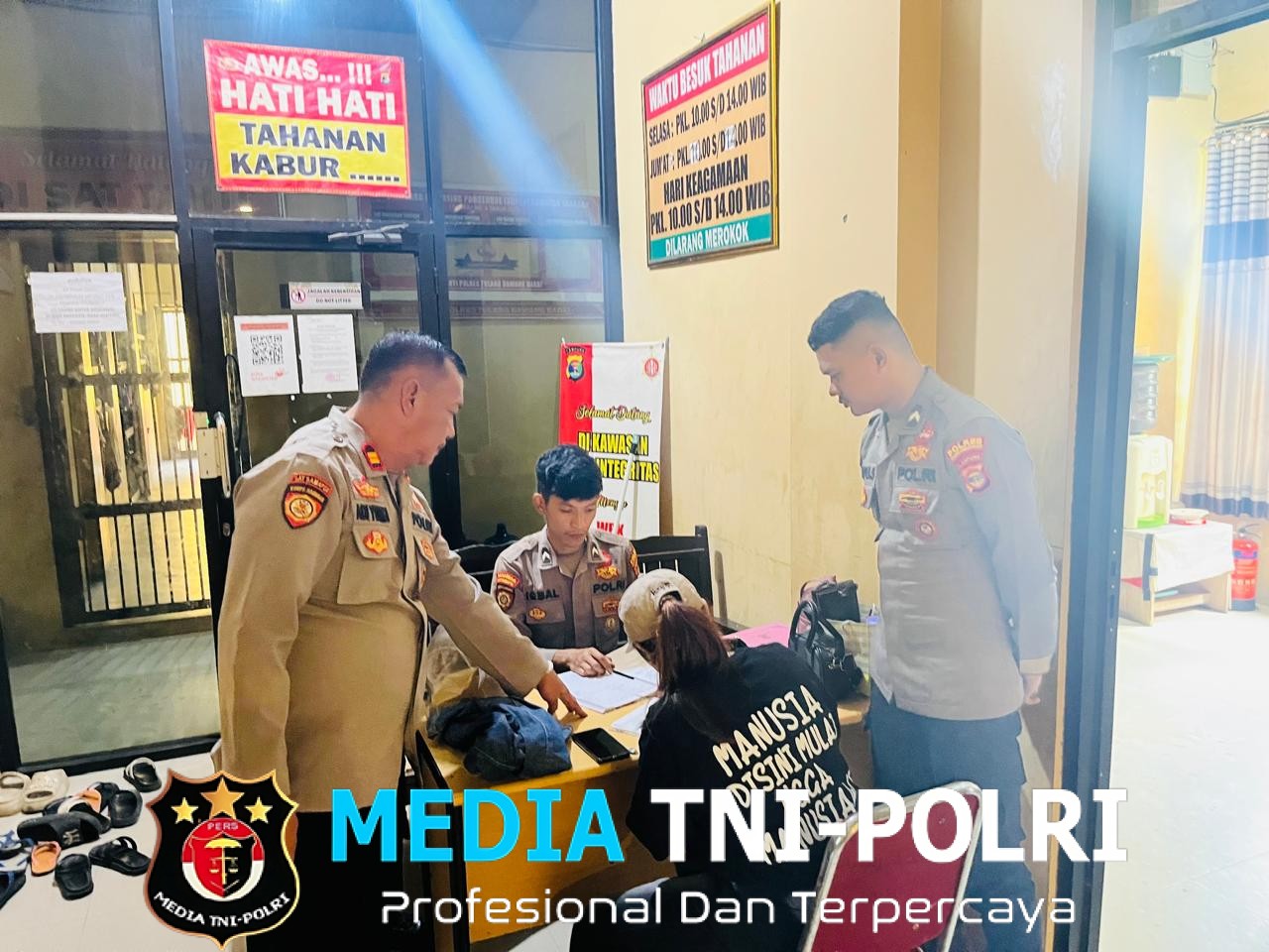 Sat Tahti Polres Tulang Bawang Barat laksanakan Pelayananan Kepuasan Pengunjung Pada saat Jam Besuk Tahanan