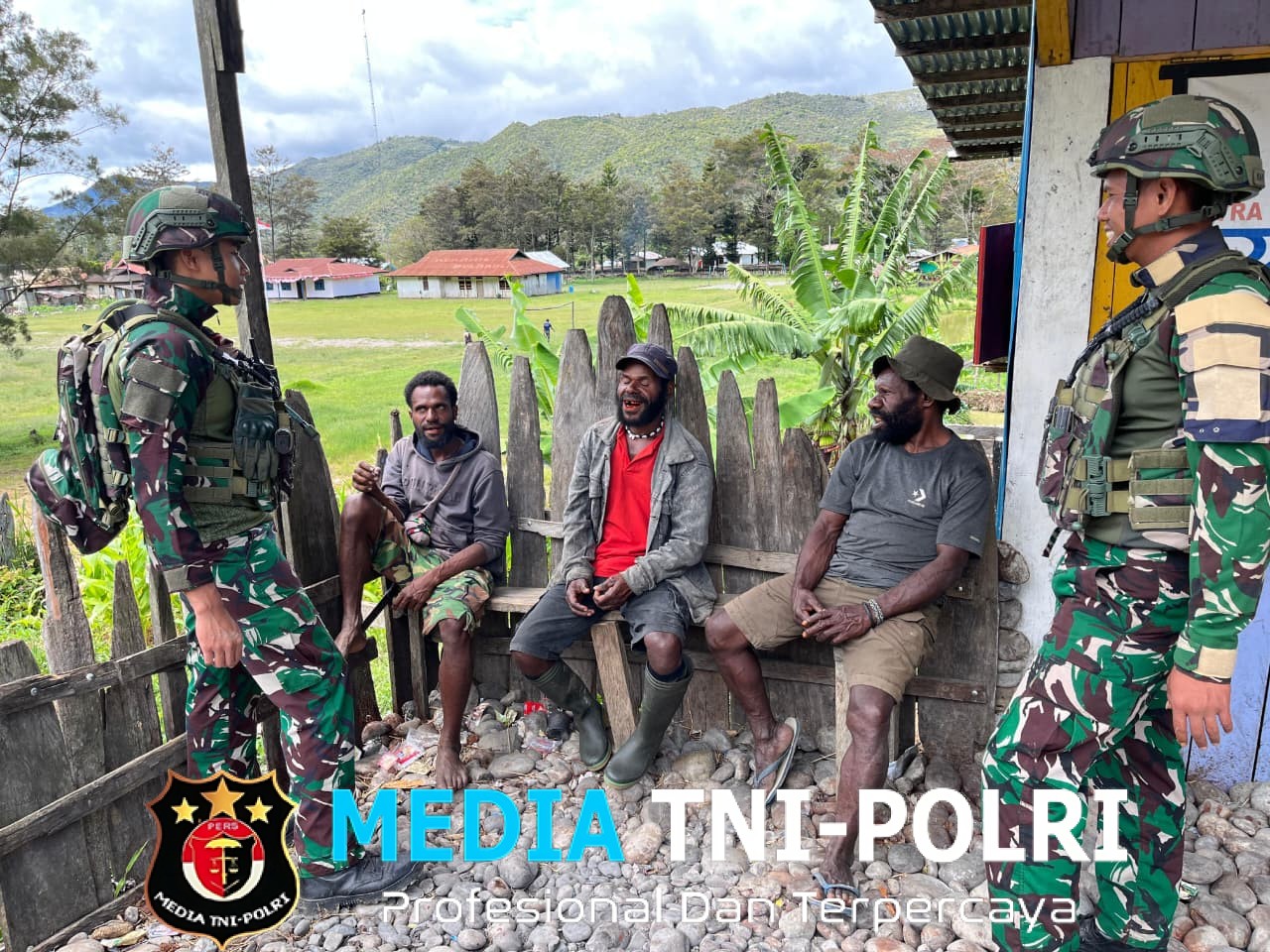 Senyum, Sapa, Salam Satgas Yonif 521/DY Kegiatan Komsos di Distrik Bolakme