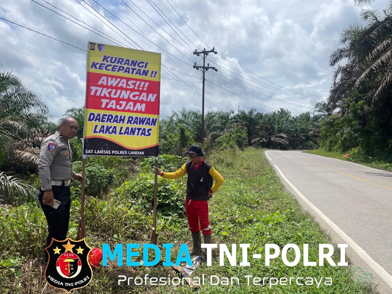 Satlantas Polres Landak Pasang Banner Peringatan di Titik Rawan Laka, Pengendara Diminta Waspada
