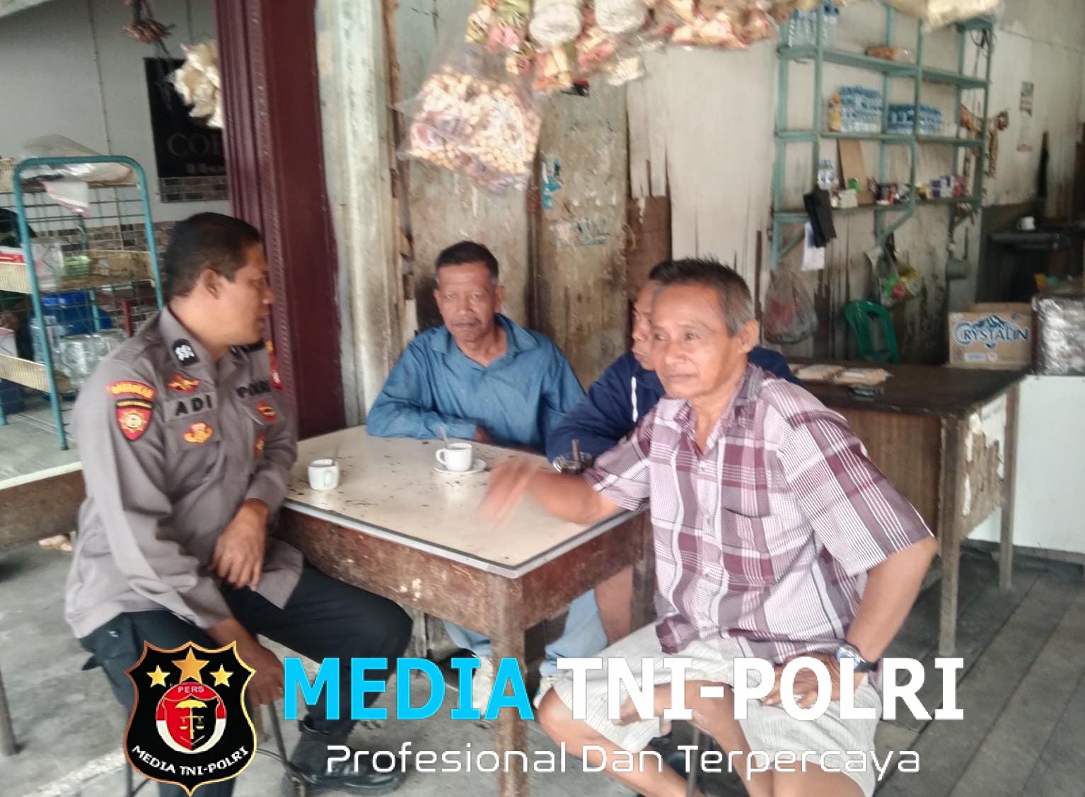 Hadir di Tengah Warga, Polisi Sampaikan Pesan Kamtibmas Saat Patroli