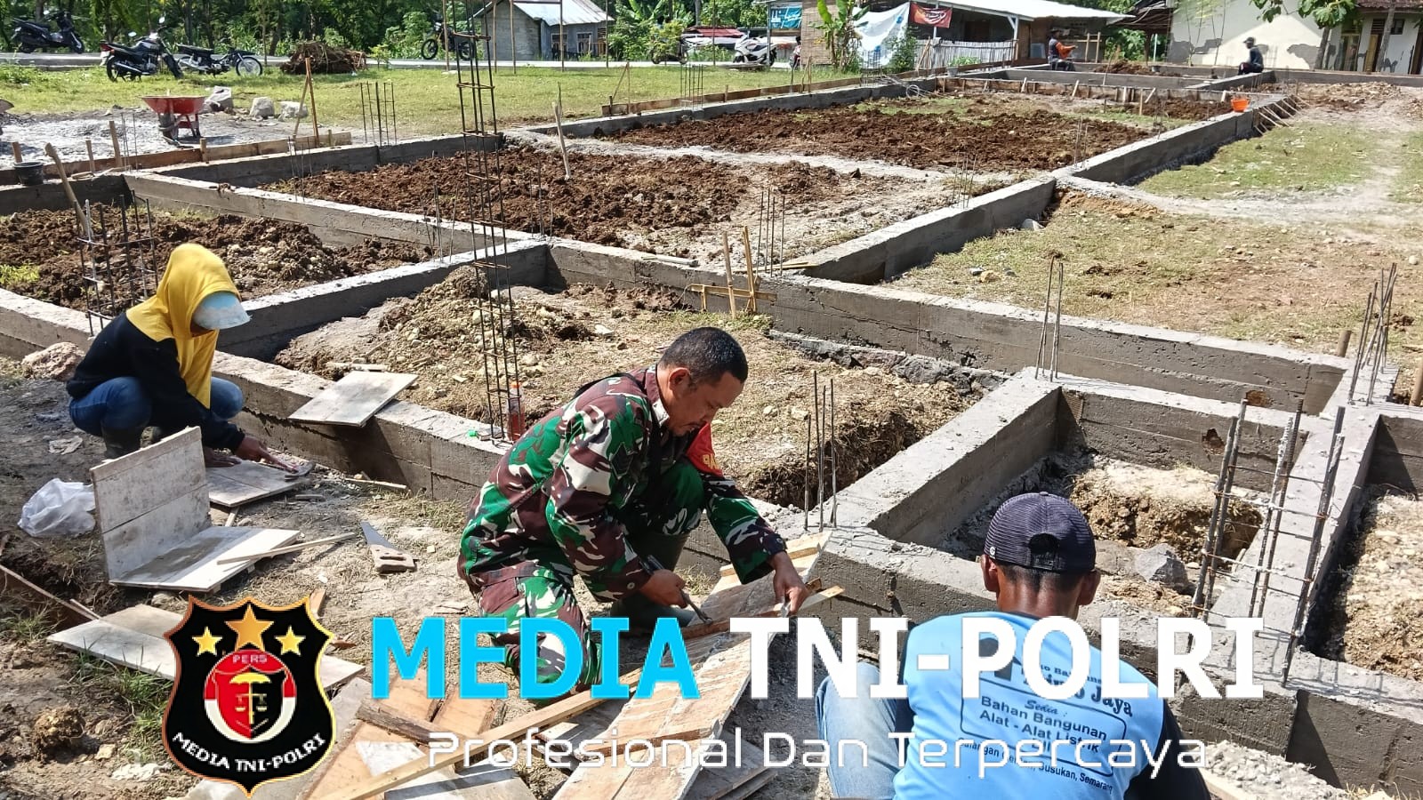 Babinsa Klego Turun Tangan Bantu Warga Cor Pondasi Rumah, Wujud Nyata Kepedulian TNI di Tengah Masyarakat