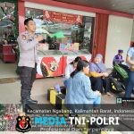 Bercengkrama Bersama Masyarakat Sambil Memberikan Himbauan Kamtibmas Oleh Personil Polsek Ngabang