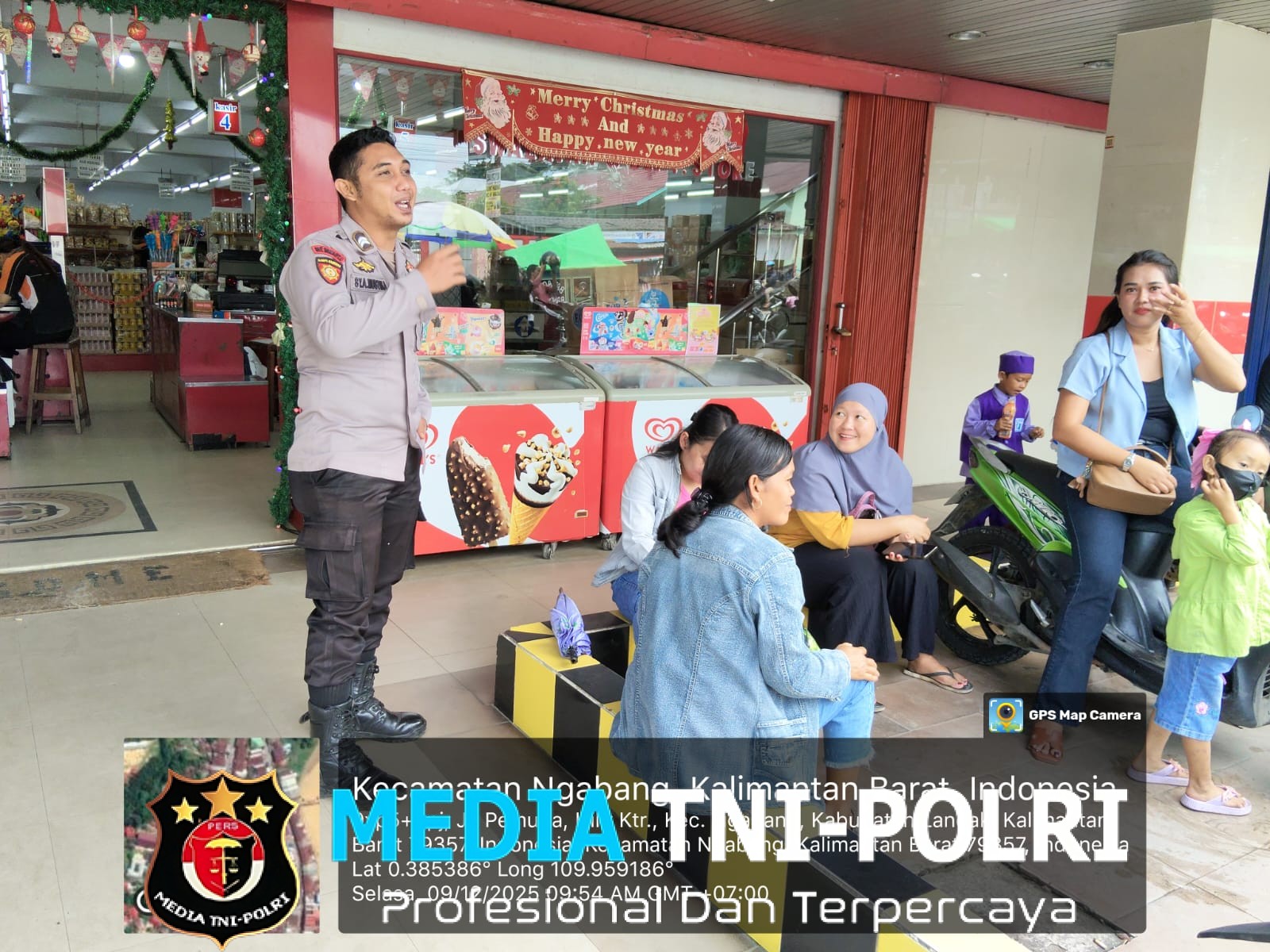 Bercengkrama Bersama Masyarakat Sambil Memberikan Himbauan Kamtibmas Oleh Personil Polsek Ngabang