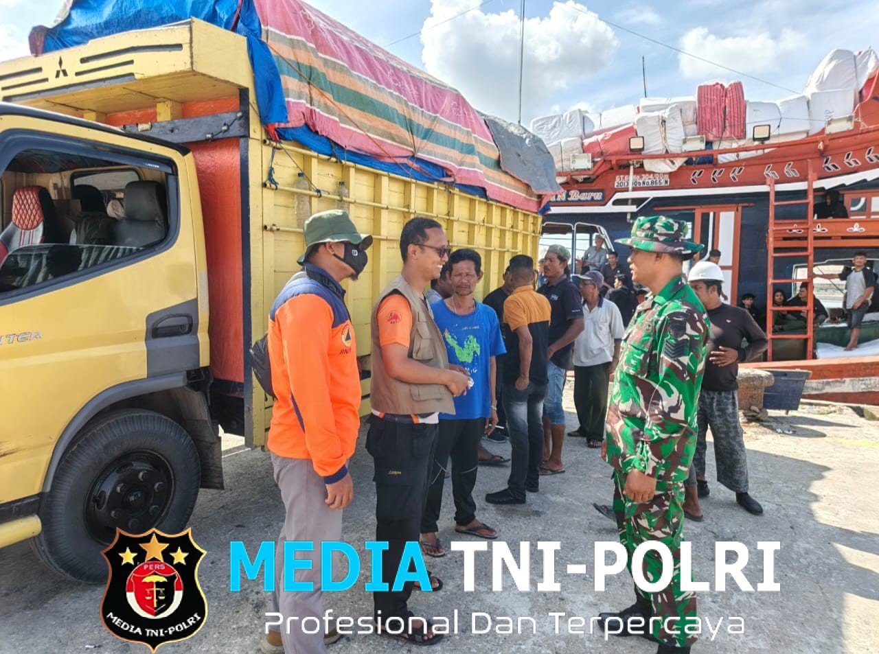 Kapal Pembawa Bantuan BNPB Bersandar di Pelabuhan Krueng Geukuh, Koramil 03/Dewantara Kawal Proses Pembongkaran