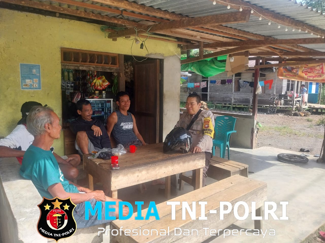 Santai dan Bersahabat, Bhabinkamtibmas Sebangki Dekatkan Diri pada Warga