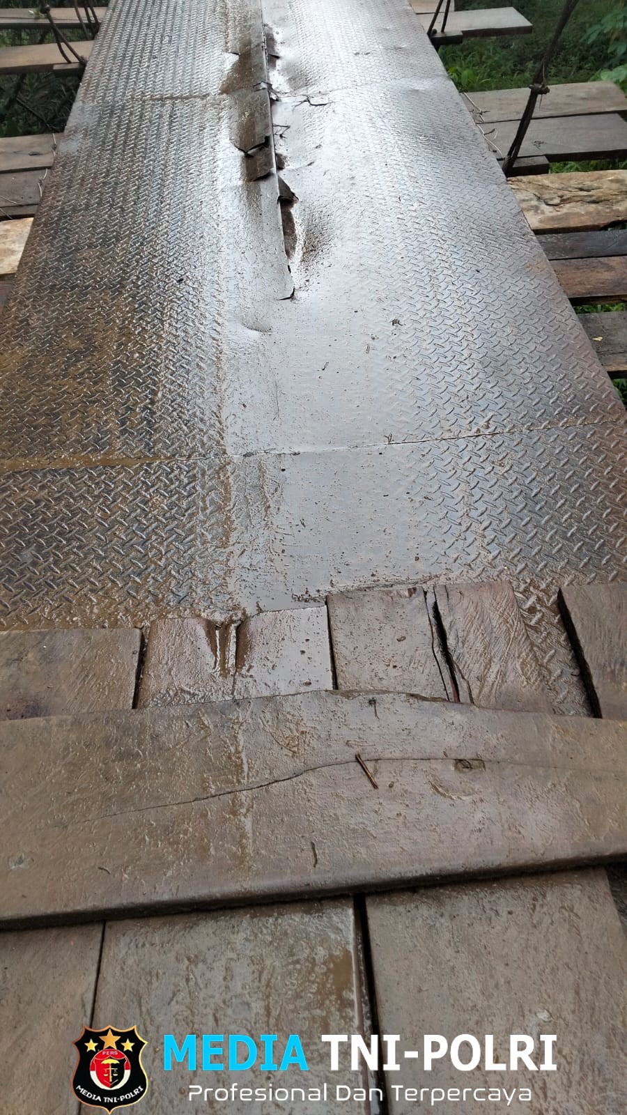 Menyedihkan, Kondisi Jembatan Penghubung Dua Desa Koto Baru-Seling Makin Parah