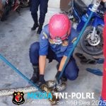 Damkar Kotim Evakuasi Ular Sanca Batik dalam Tong Air