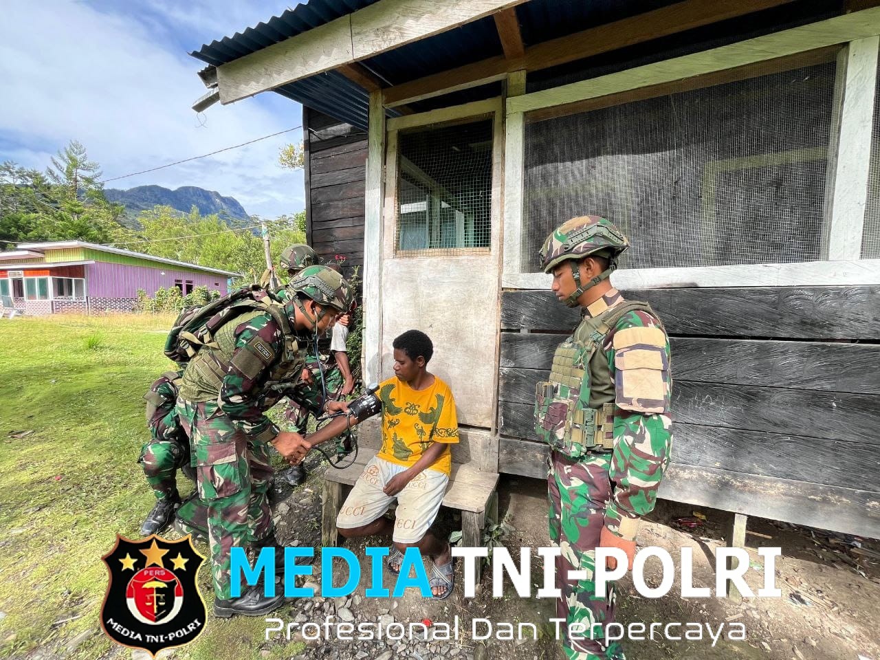 Pelayanan Kesehatan Gratis Satgas Yonif 521/DY Pengobatan ke Masyarakat di Distrik Kelila