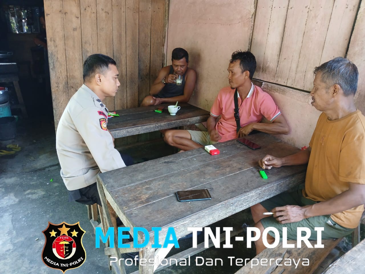 Polsek Mandor Laksanakan Patroli Siang, Berikan Himbauan Kamtibmas kepada Warga Saat Duduk Bersama