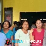 Polisi Sahabat Masyarakat Begini Kedekatan Aipda Suriansyah dengan Ibu-Ibu Sebangki