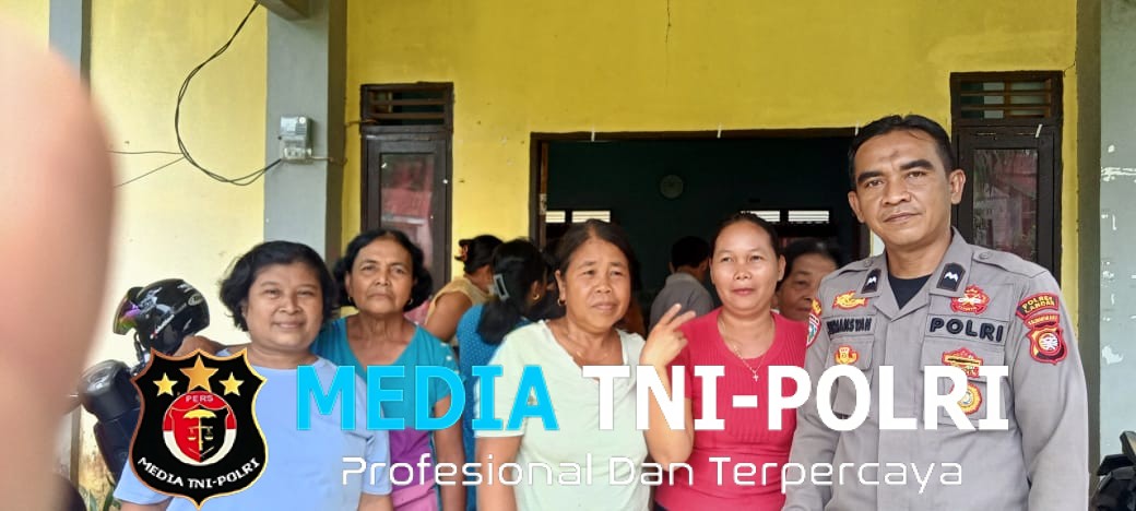 Polisi Sahabat Masyarakat Begini Kedekatan Aipda Suriansyah dengan Ibu-Ibu Sebangki