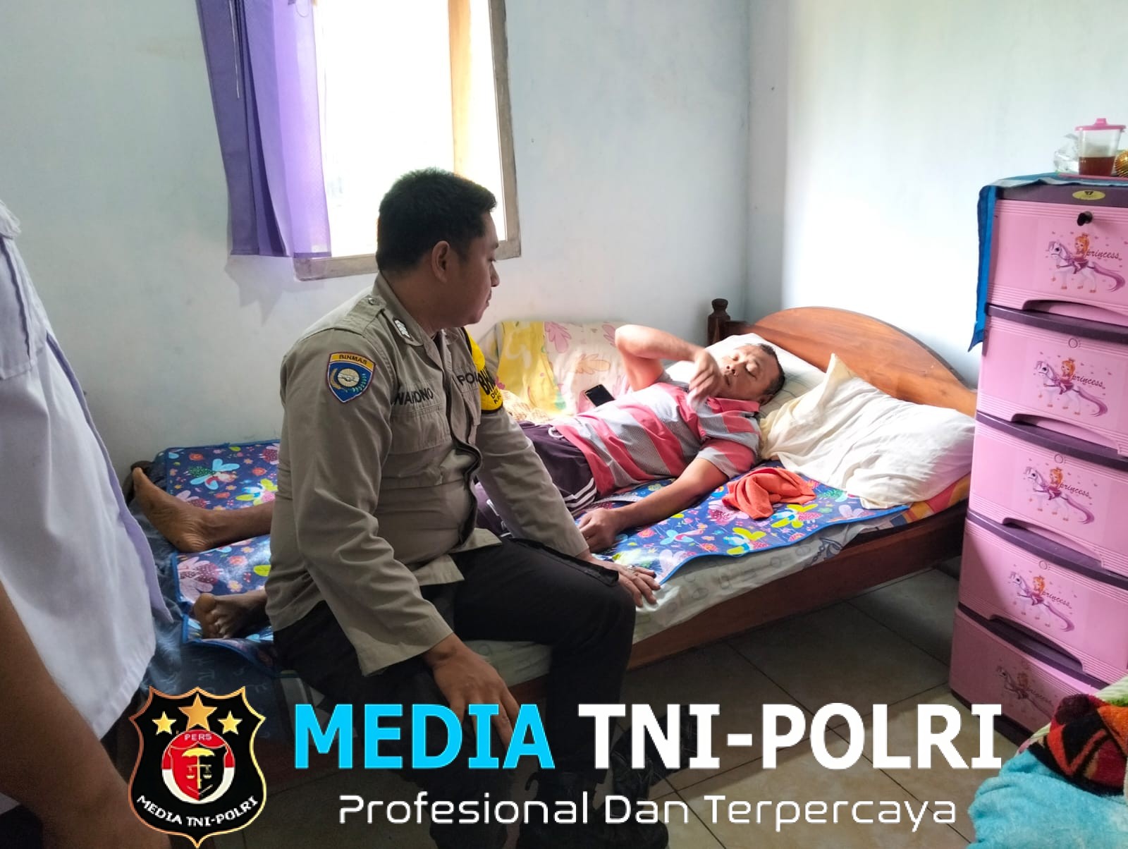 Peduli Warga Binaan, Bhabinkamtibmas Polsek Donomulyo Bripka Yuda Mastoer Anjangsana ke Rumah Warga Penderita Stroke