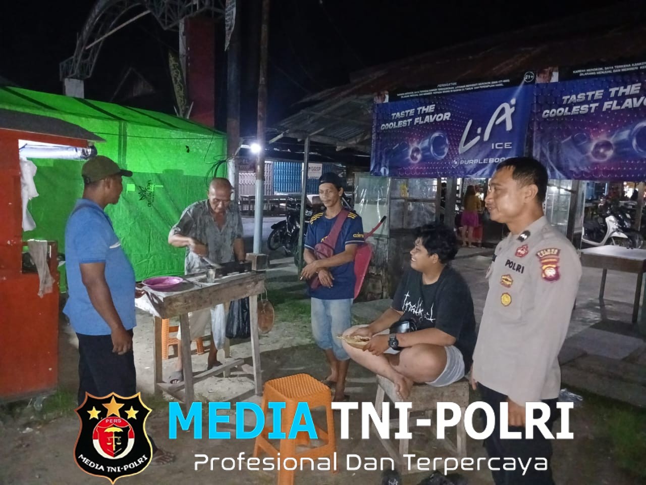 Warga Disapa Polisi Saat Patroli Malam Polisi Tekankan Pentingnya Kewaspadaan