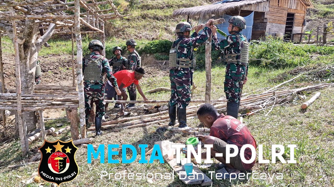 Manunggal TNI-Rakyat Satgas Yonif 521/DY Gotong royong bangun honai di Distrik Eragayam