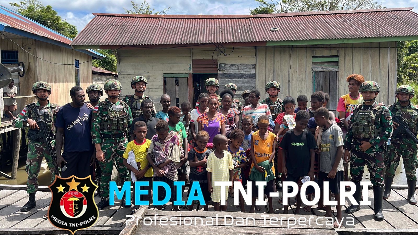 Pos Suator Satgas Yonif 123/Rajawali Bagikan Pakaian Layak Pakai Kepada Masyarakat Emnam