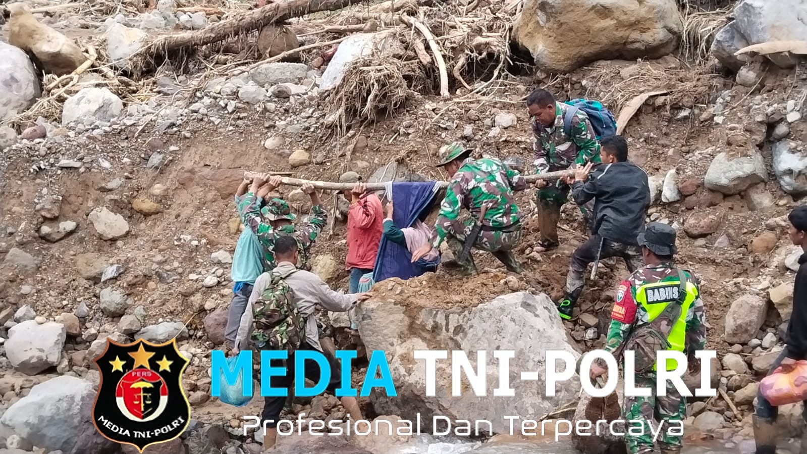 Evakuasi Pasangan Lansia, Satgas Penanggulangan Bencana Alam Terobos Wilayah Terisolir