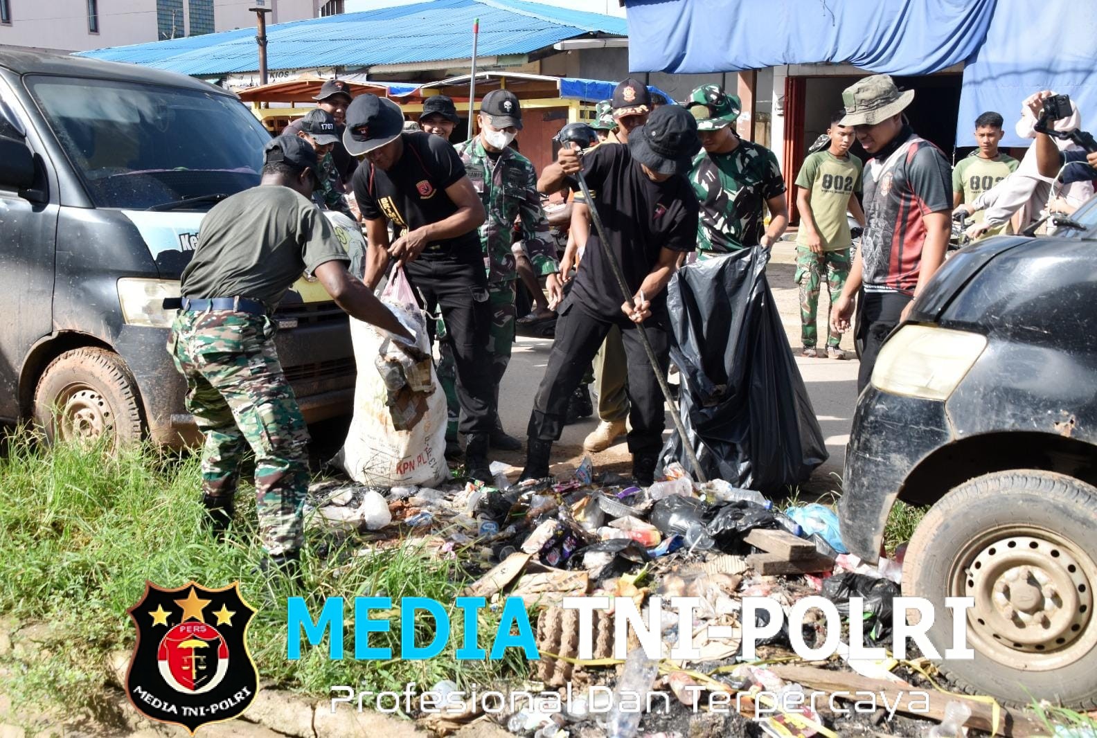 Aksi Bersih Pasar Wamanggu Sambut Hari Juang TNI AD Ke-80