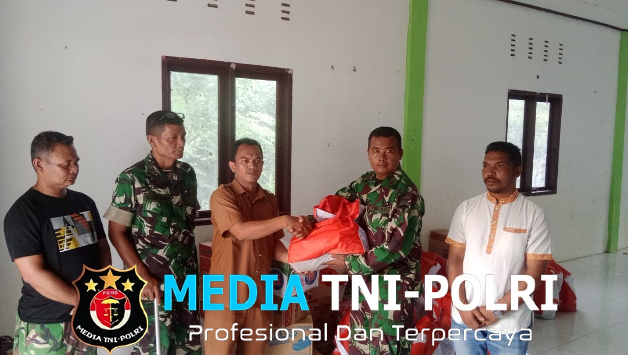 Koramil 02/Kuta Makmur Dampingi Bantuan Danrem 011/LW Disalurkan kepada Korban Banjir Kuta Makmur