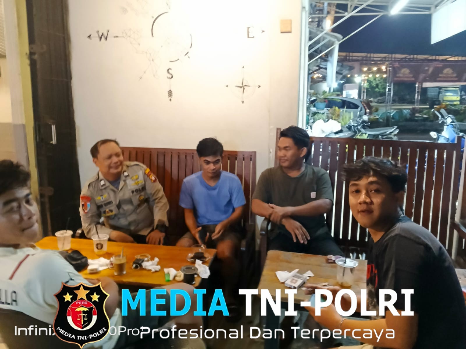 Suasana Hangat Patroli Malam Polisi Ajak Warga Ngobrol Santai Soal Kamtibmas