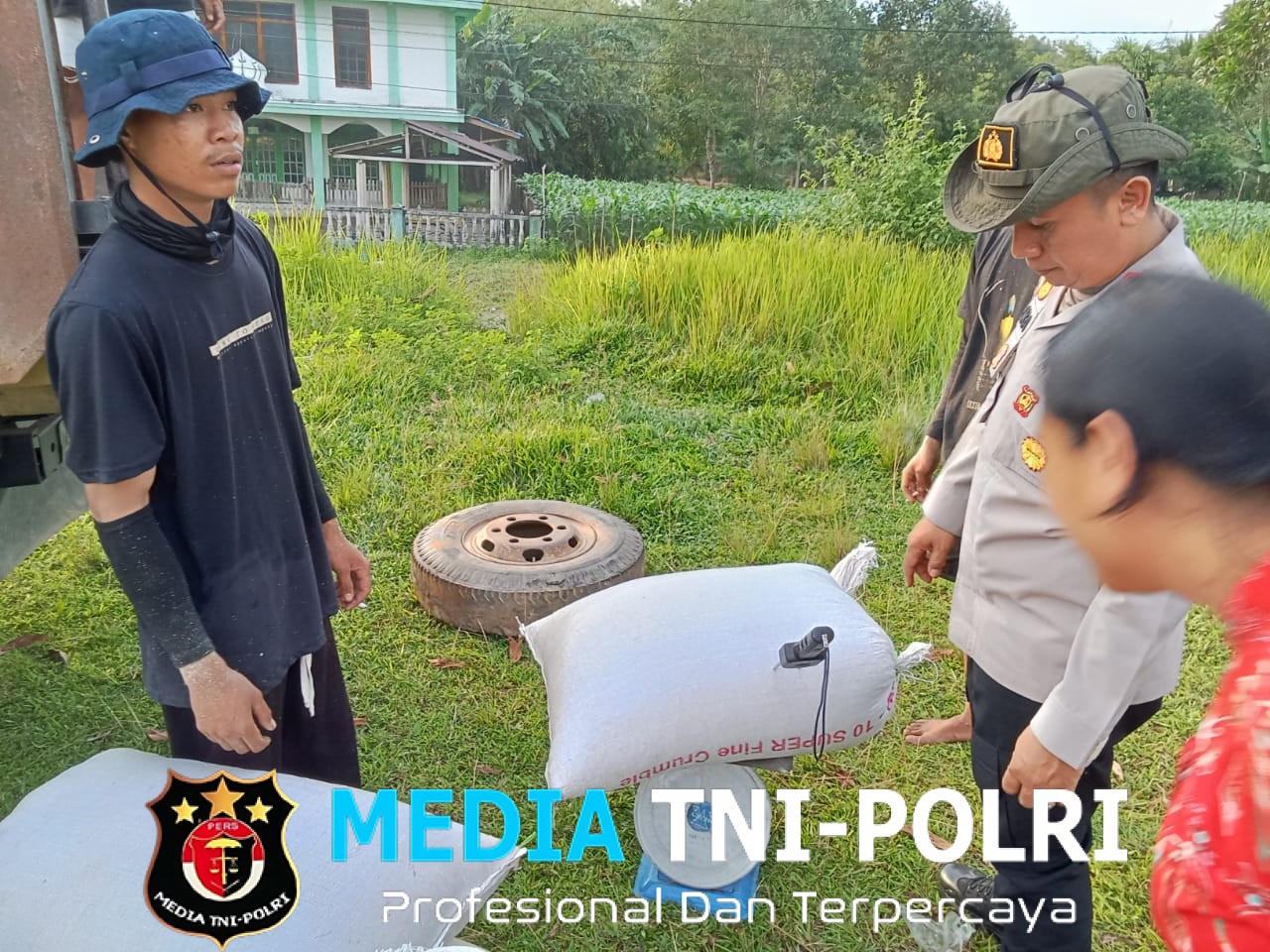 Kapolsek Mempawah Hulu Beli Jagung Petani untuk Dukung Perekonomian Masyarakat