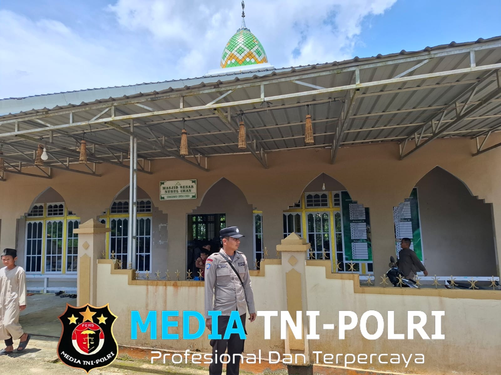 Wujud Pelayanan Kepolisian, Polsek Kuala Behe Amankan Ibadah Jumat di Masjid Nurul Iman