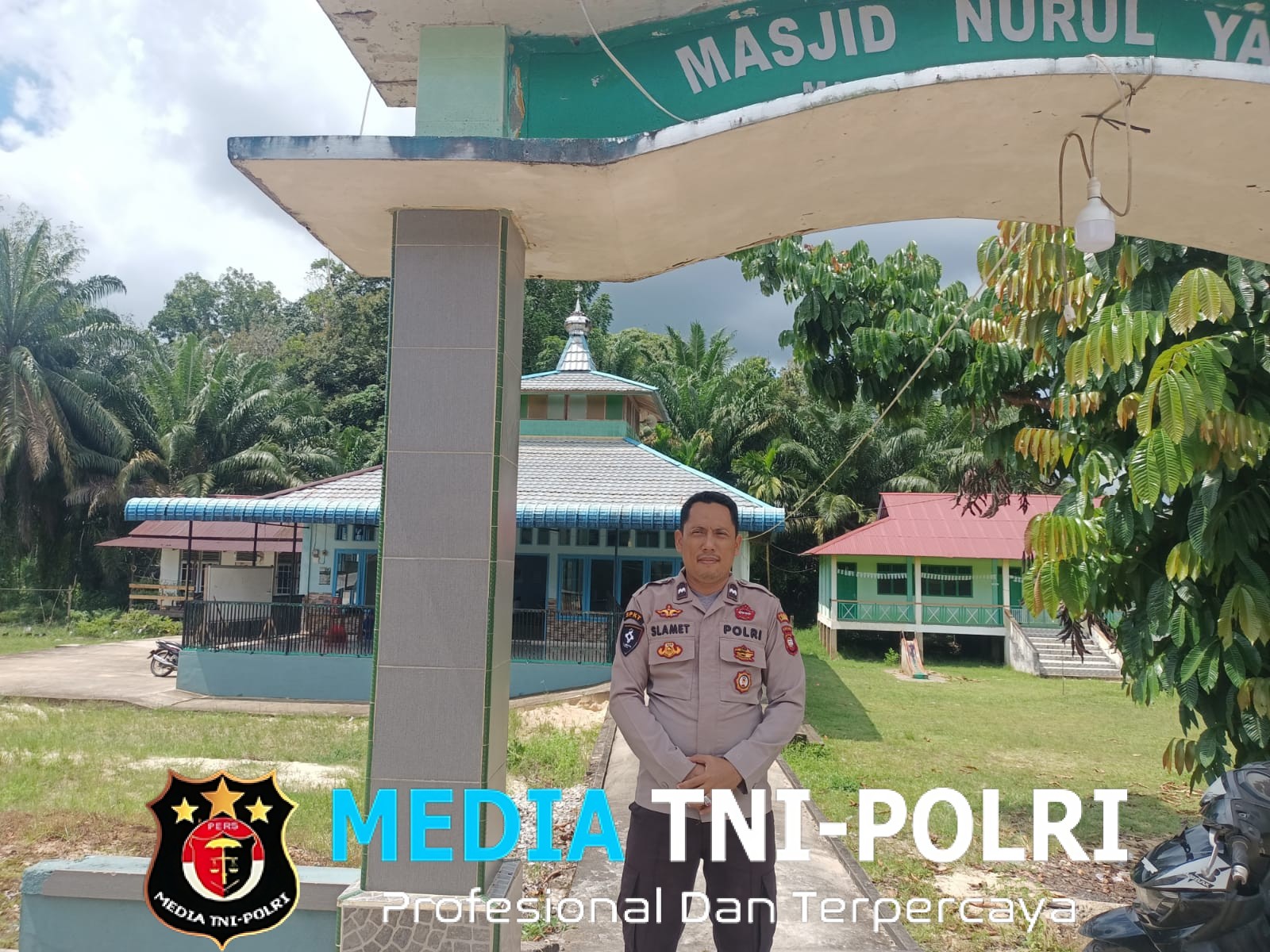 Pengamanan Sholat Jumat di Masjid Nurul Yaqin, Polsek Menjalin Sampaikan Imbauan Kamtibmas