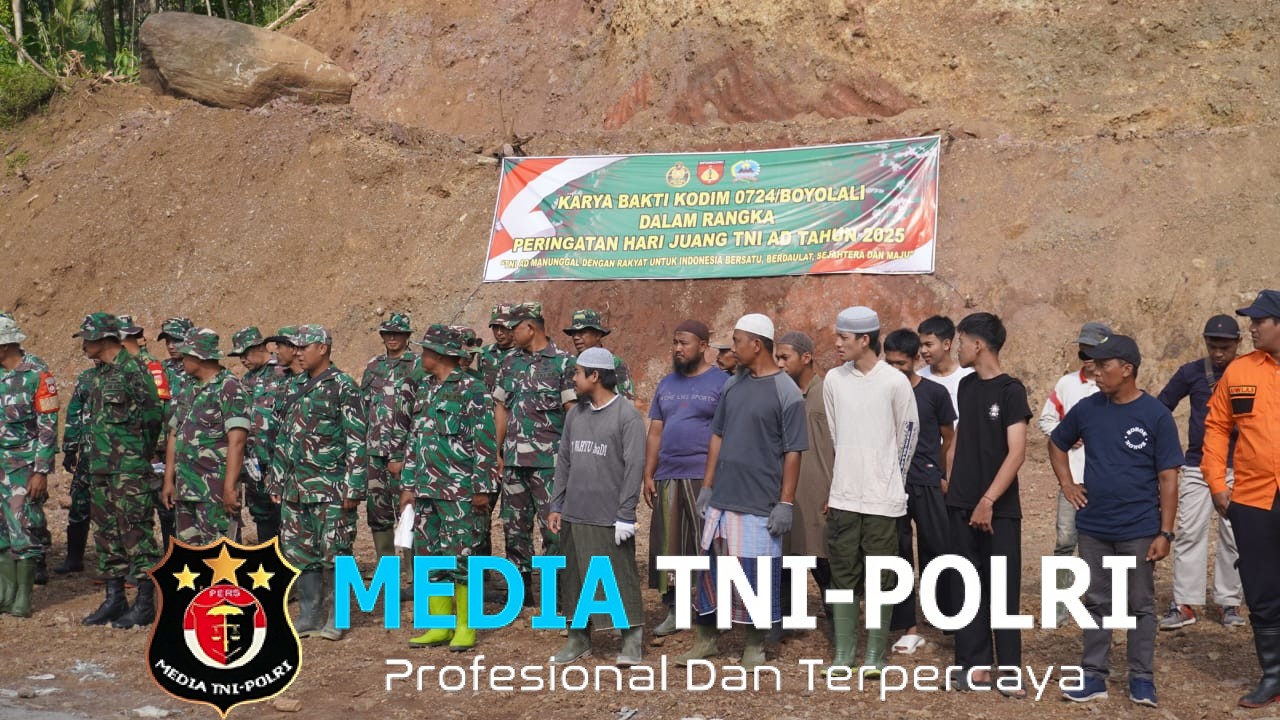 TNI AD Gelar Karya Bakti Bersihkan Sungai di Ampel Boyolali dalam Rangka Hari Juang TNI AD ke-80