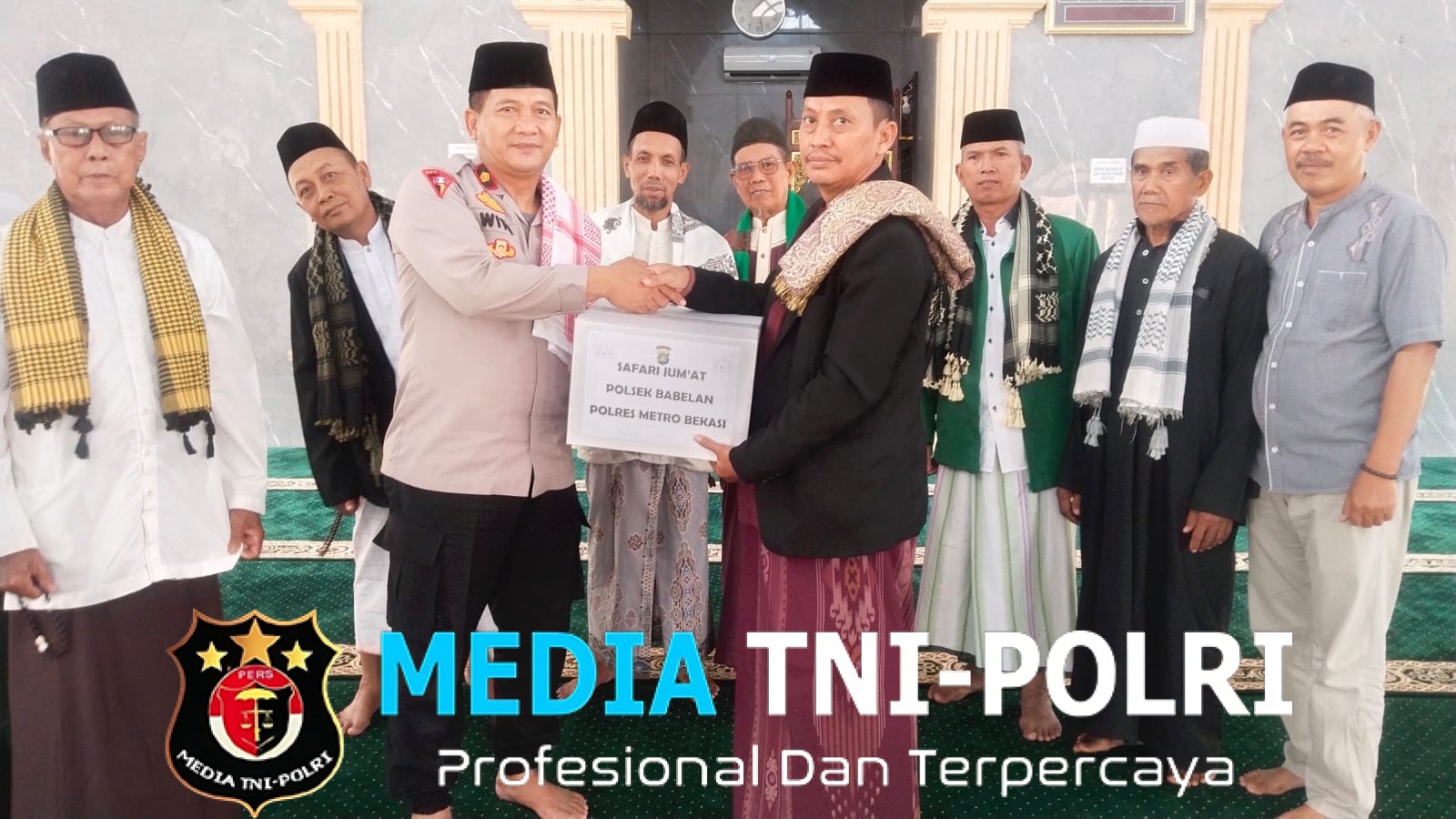 Kapolsek Babelan Berikan Bantuan Sembako dan Alat Kebersihan kepada DKM Masjid Jami Baitul Mu’minin