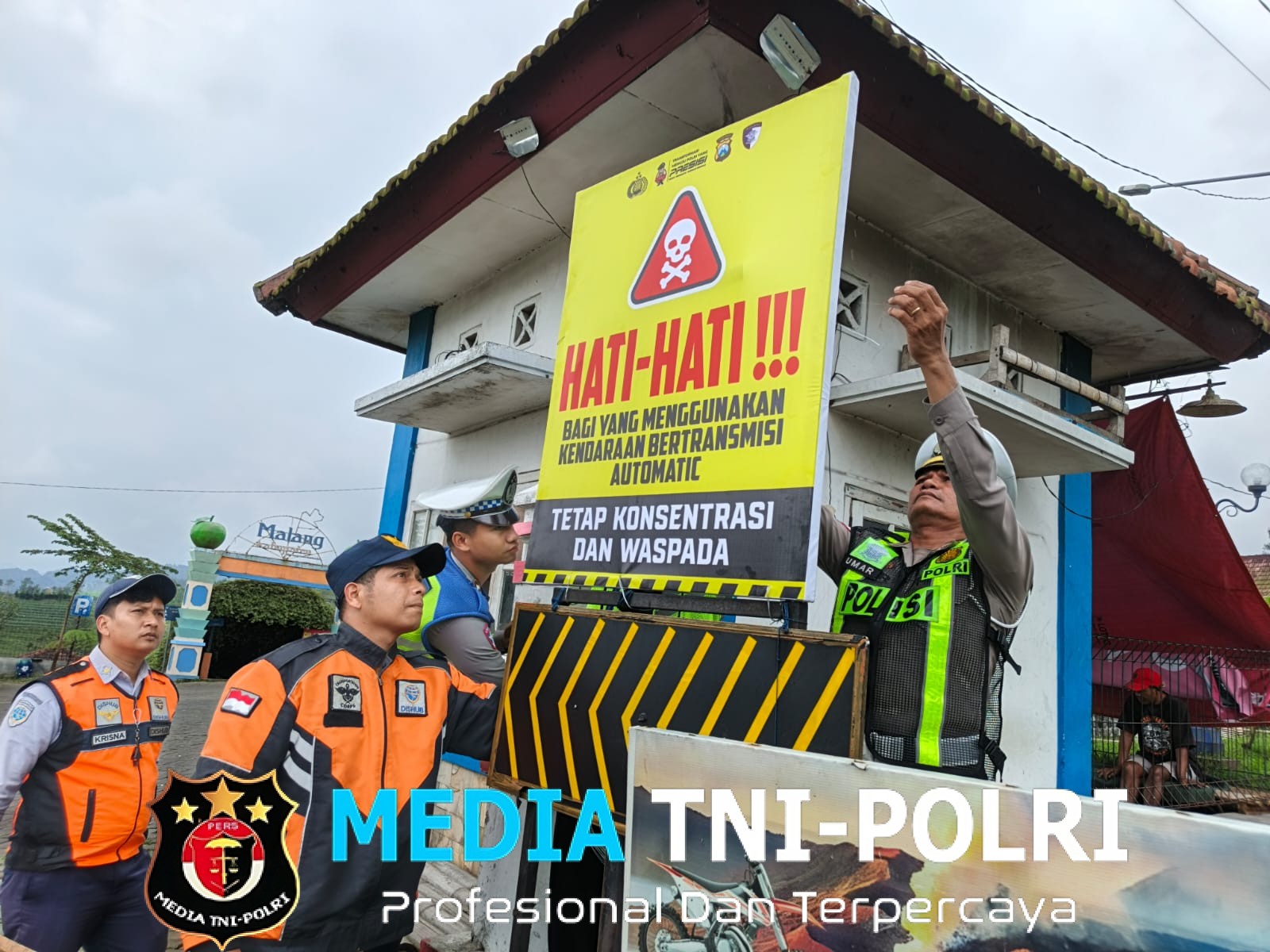 Cegah Kecelakaan, Polres Malang Pasang Banner Imbauan di Jalur Bromo