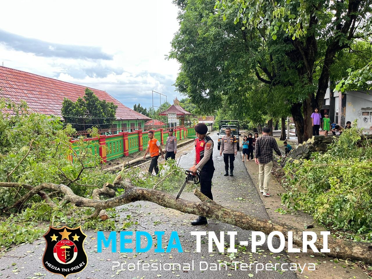Gerak Cepat, Pamapta Polres Lampung Utara Evakuasi Pohon Tumbang di Jalan Stadion Sukung