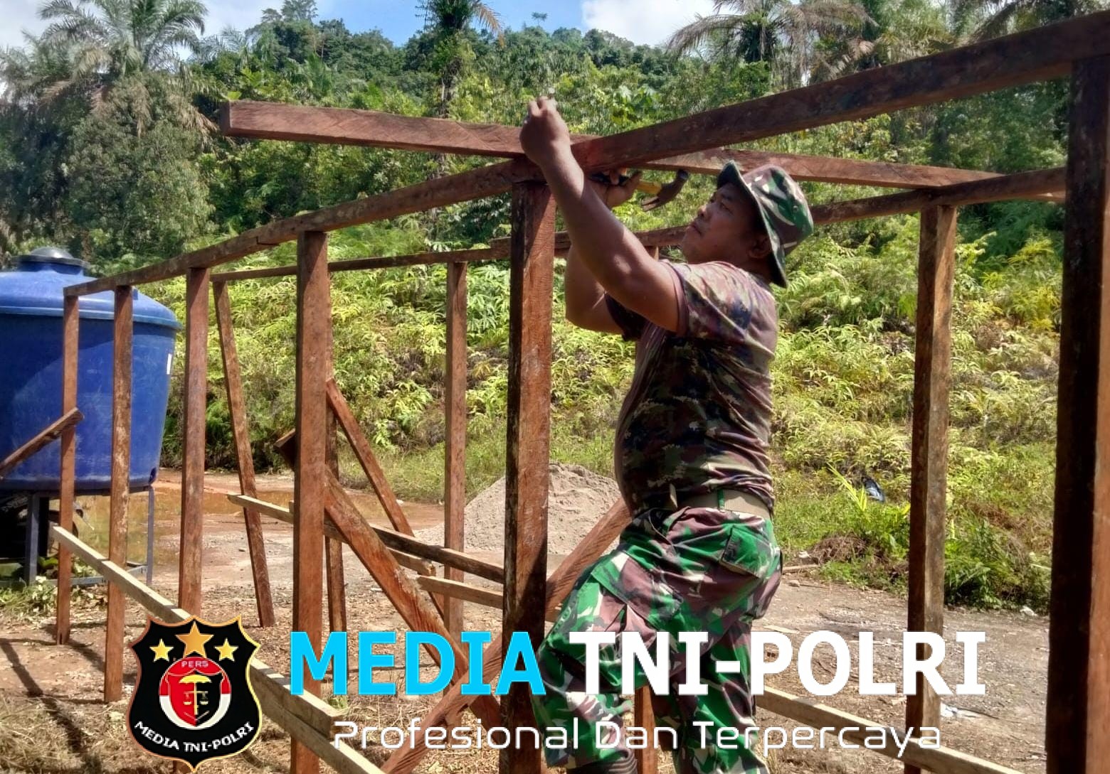 Satgas Gulbencal Kodam I/BB Bangun Fasilitas MCK untuk Pengungsi di Desa Batu Hula