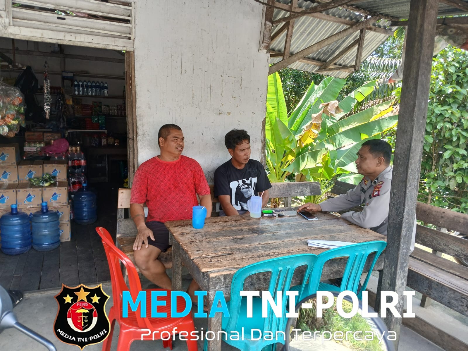 Patroli Siang Humanis Polsek Mandor, Warga Diajak Jaga Keamanan