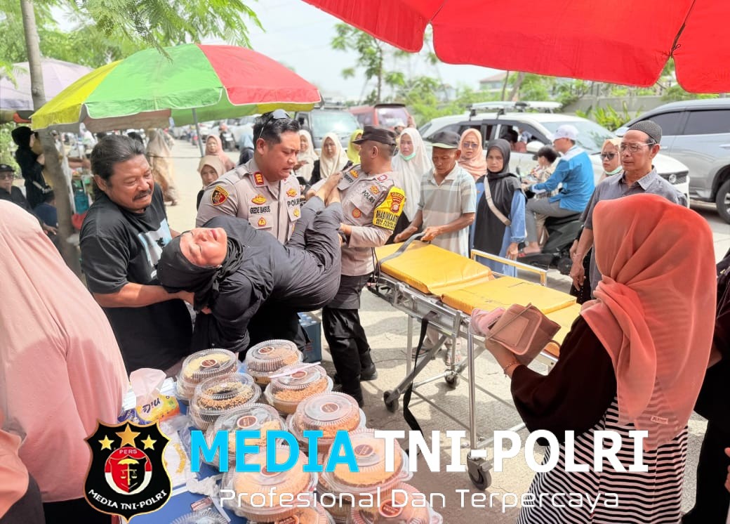 Polisi Tanggap, Kapolsek Tarumajaya Evakuasi Jemaah Pingsan Saat Tabligh Akbar