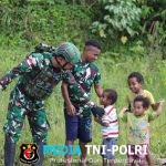 Pos Okpol Yonif 751/VJS Anjangsana ke Kampung Polsam Bagikan Alkitab Gratis Sambut Natal dengan Sukacita