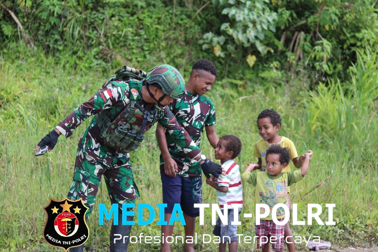 Pos Okpol Yonif 751/VJS Anjangsana ke Kampung Polsam Bagikan Alkitab Gratis Sambut Natal dengan Sukacita