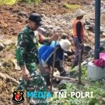 Cegah Longsor, Babinsa Nogosari Gotong Royong Bangun Talud Bersama Warga