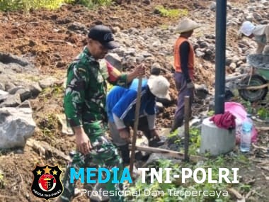 Cegah Longsor, Babinsa Nogosari Gotong Royong Bangun Talud Bersama Warga