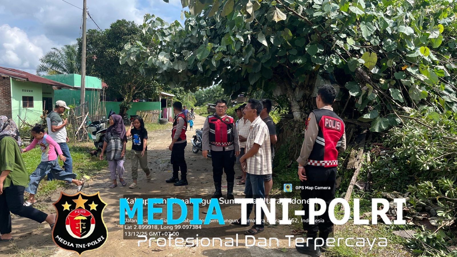 Samapta Action! Tim Polres Simalungun Bantu Evakuasi Barang Korban Puting Beliung di Parbalogan, Gotong Royong Bersama Warga