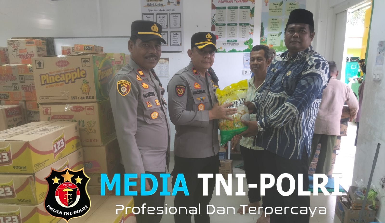 Kapolres Langkat Salurkan Bantuan Kapolri untuk Warga Terdampak Banjir di Tanjung Pura