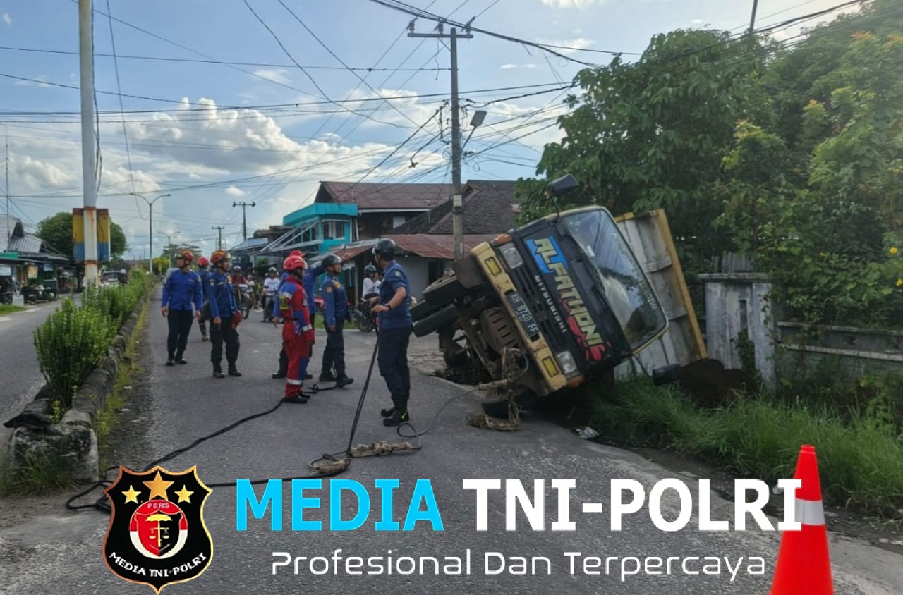 Disdamkarmat Kotim Evakuasi Truk Terguling di Jalan Muchran Ali Sampit