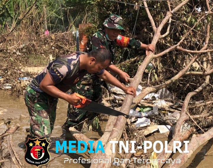 Koramil 29/Langkahan Bantu Bersihkan Puskesmas Langkahan Pasca Banjir