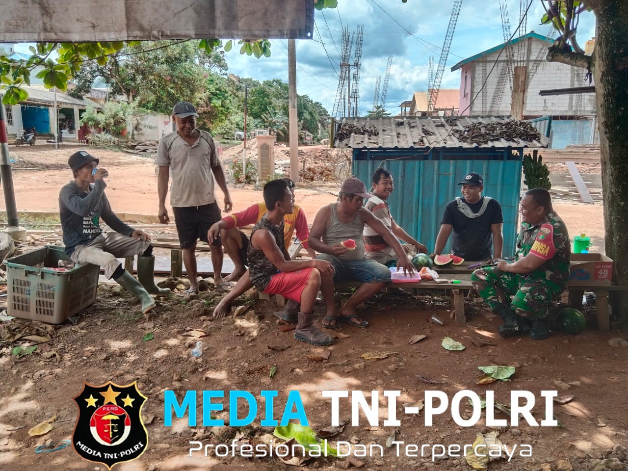 Babinsa Koramil 1015-12/Seruyan Tengah Komsos Dengan Warga Dan Pantau Wilayah Binaan