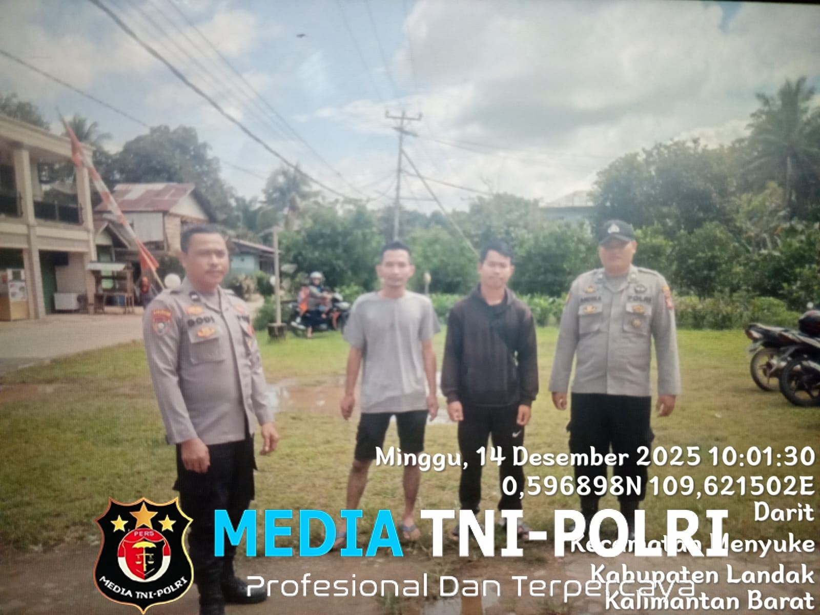 Anggota Polsek Menyuke Laksanakan Patroli Siang Hari dan Berikan Imbauan Kamtibmas Kepada Warga