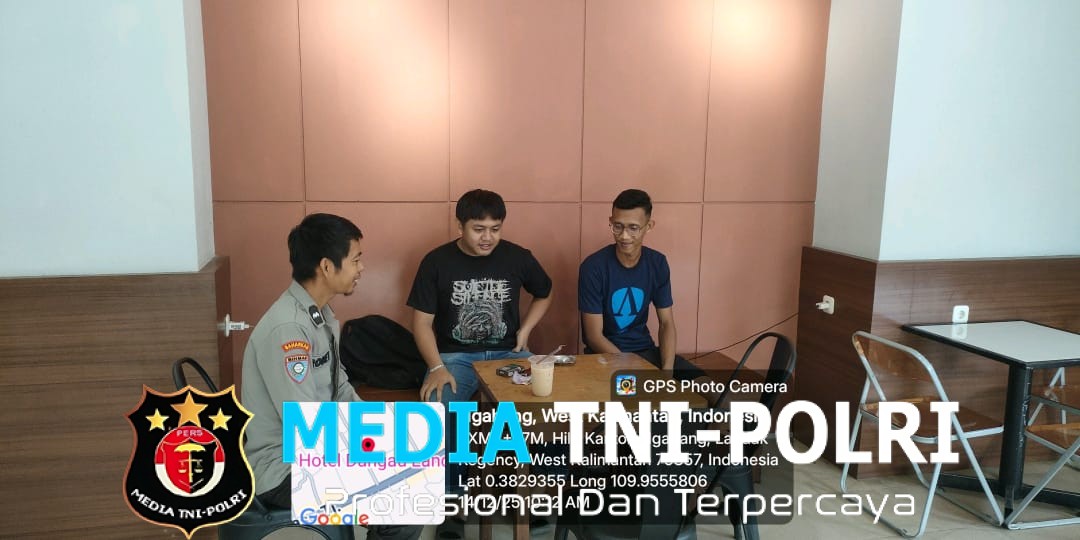 Duduk Santai Sambil Memberikan Pesan Kamtibmas Kepada Masyarakat Saat Personil Polsek Ngabang Melaksanakan Patroli